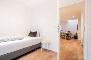 um quarto com uma cama e uma sala de jantar em Eddy's Rest & Relax - Neuhausen em Munique