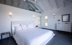เตียงในห้องที่ Dream Villa St-Jean 602