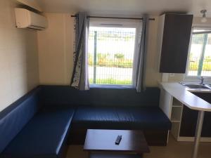 プラヤ・デアロにあるCamping Castell D'aroの小さな部屋で、キッチンに青いベンチが付いています。