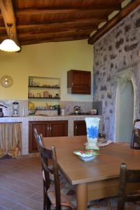 Kuchyňa alebo kuchynka v ubytovaní Casa Vacanza La Papuzza Mare e Etna