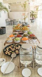 stół z wieloma talerzami jedzenia w obiekcie PK25 Dakhla w mieście Dakhla