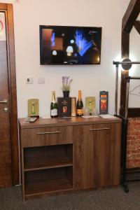 A television and/or entertainment centre at Hotel style rooms & restaurant Pirocanac
