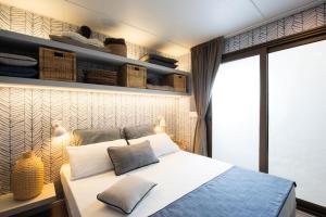 - une chambre avec un lit dans l'établissement Villaggio Camping Torre Del Porticciolo, à Porto Conte
