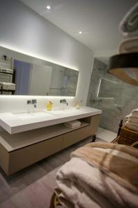 baño con lavabo y espejo grande en Dream Villa Gustavia 868, en Gustavia