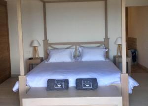 una cama con dos almohadas encima en Dream Villa Vitet 1346, en Gustavia