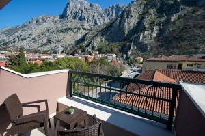 balcón con vistas a la montaña en Hotel Porto In, en Kotor