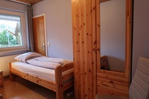 um quarto com um armário de madeira e uma cama em Ferienwohnung Wildung em Lüneburg