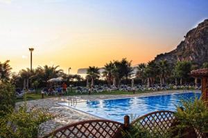 Bazén v ubytování Arcomagno Beach Resort nebo v jeho okolí