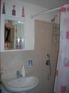y baño con lavabo y ducha. en Casa Vacanza La Papuzza Mare e Etna, en Mascali