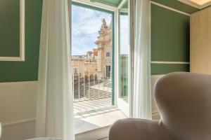 a room with a window with a view of a building at Appartamenti Vista Duomo - Ibla - Pomelia in Ragusa