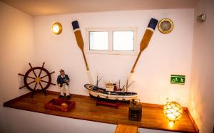 een kamer met een houten plank met een boot en roeispanen bij Isabel in Cudillero
