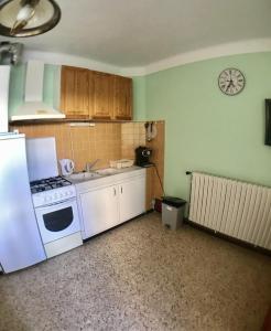 uma cozinha com um fogão branco e um lavatório em AS7601 - P2 au coeur du centre ville à 2 pas de la plage em Le Grau-du-Roi