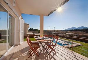 patio con mesa y sillas en el balcón en Villa Marisa II, en Alcudia