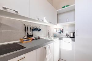 A kitchen or kitchenette at Rome as you feel - Grotta Pinta apartments