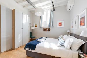 A bed or beds in a room at Rome as you feel - Grotta Pinta apartments