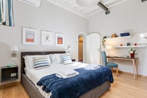 A bed or beds in a room at Rome as you feel - Grotta Pinta apartments