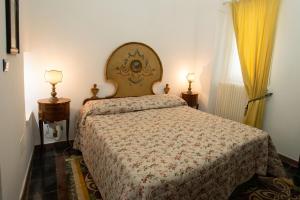 a bedroom with a bed and two lamps at La Casa nel Vico in Marittima