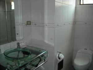 Bilik mandi di Hotel Continental Lima