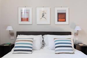 A bed or beds in a room at Rome as you feel - Grotta Pinta apartments