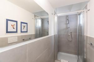 een badkamer met een douche en een glazen douchecabine bij Rome as you feel - Grotta Pinta apartments in Rome