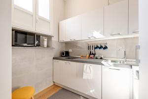 A kitchen or kitchenette at Rome as you feel - Grotta Pinta apartments