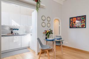 A kitchen or kitchenette at Rome as you feel - Grotta Pinta apartments