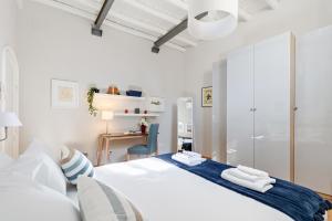 A bed or beds in a room at Rome as you feel - Grotta Pinta apartments