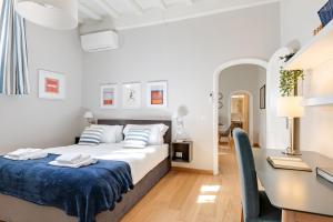A bed or beds in a room at Rome as you feel - Grotta Pinta apartments