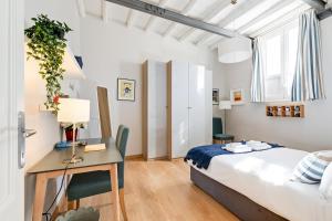 A bed or beds in a room at Rome as you feel - Grotta Pinta apartments