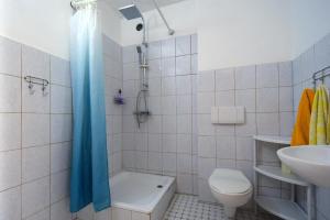 łazienka z prysznicem, toaletą i umywalką w obiekcie Apartments Buturajac w Krku +24 zdjęcia