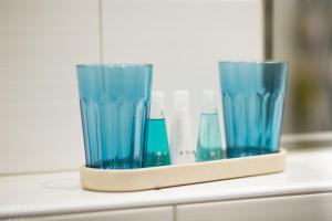 dos tazas de vidrio azules sentadas en un mostrador en Appartements Villa Schwanenteich en Fehmarn
