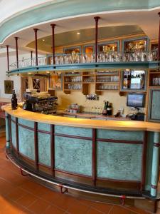 un bar con bancone in legno in camera di Hotel-Skischule Krallinger a Obertauern