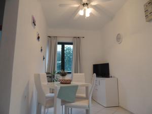 TV a/nebo společenská místnost v ubytování Apartments Suljic - Cash Only Property