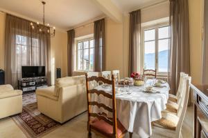 - une salle à manger avec une table et des chaises dans l'établissement Villa Caterina, à Griante Cadenabbia