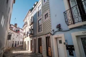 an alley in an old town with buildings at Friendly Border City Design Apartments in Lisbon