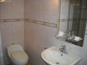 Bilik mandi di Hotel Continental Lima