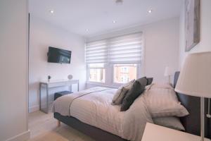 A bed or beds in a room at Cozy 2 Bed Room Tufnell Park Haven