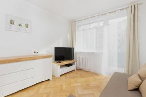 Il comprend un salon doté d'une télévision et d'une fenêtre. dans l'établissement Apartment Nevada Gdańsk Przymorze by Renters, à Gdańsk