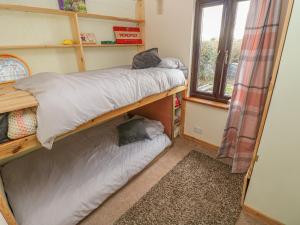 מיטה או מיטות קומותיים בחדר ב-Sarngwm