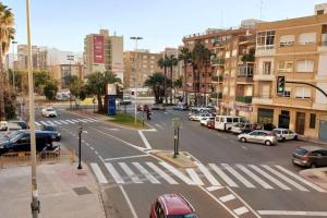 a busy city street with cars and a traffic light at Apartamentos en Alameda junto al Corte Inglés in Cartagena