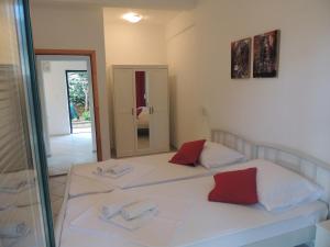 Postel nebo postele na pokoji v ubytování Apartments Suljic - Cash Only Property