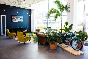 une chambre avec des plantes et une moto garée à l'intérieur dans l'établissement Résidence Kley Toulouse, à Toulouse