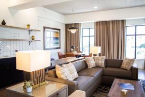 Posezení v ubytování Hotel Indigo Hattiesburg by IHG