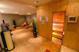 グンポルツキルヒェンにあるWinzerhotel Gumpoldskirchenのロビーには椅子とドアが備わる待合室があります。
