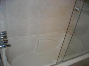 Bilik mandi di Hotel Continental Lima