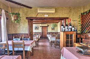 - un restaurant avec des tables, des chaises et des bouteilles de vin dans l'établissement Apartamentos Luz Y Mar, à Puerto del Carmen