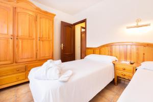 a bedroom with two beds with white towels on them at Aparthotel Trainera in Esterri d'Àneu