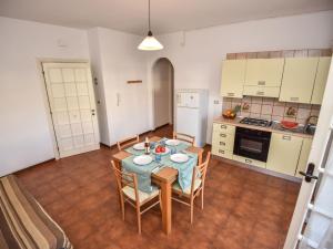 una cucina con tavolo e sedie in una stanza di Apartment Green Marine- Palme- Ismare-1 by Interhome a Silvi Marina