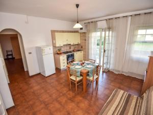 Η κουζίνα ή μικρή κουζίνα στο Apartment Green Marine- Palme- Ismare-1 by Interhome