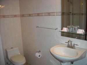 Bilik mandi di Hotel Continental Lima